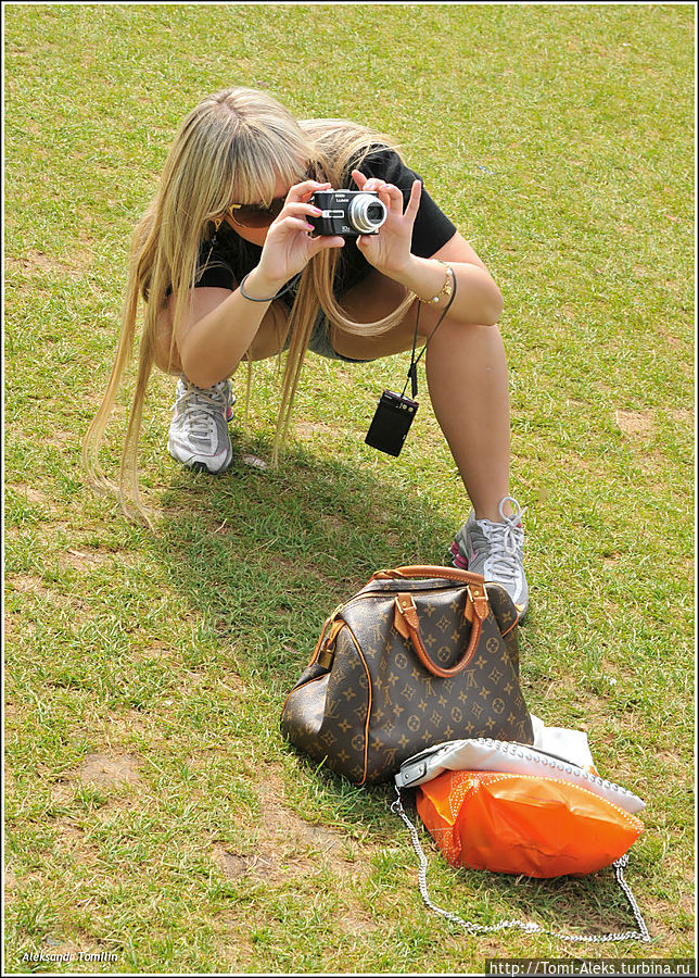 Да, нелегкая это работа — вместить в кадр такую махину. Рядом с Эйфелевой башней часто можно видеть ползающих на карачках людей с фото аппаратами...
* Да, нелегкая это работа — вместить в кадр такую махину. Рядом с Эйфелевой башней часто можно видеть ползающих на карачках людей с фото аппаратами...
*