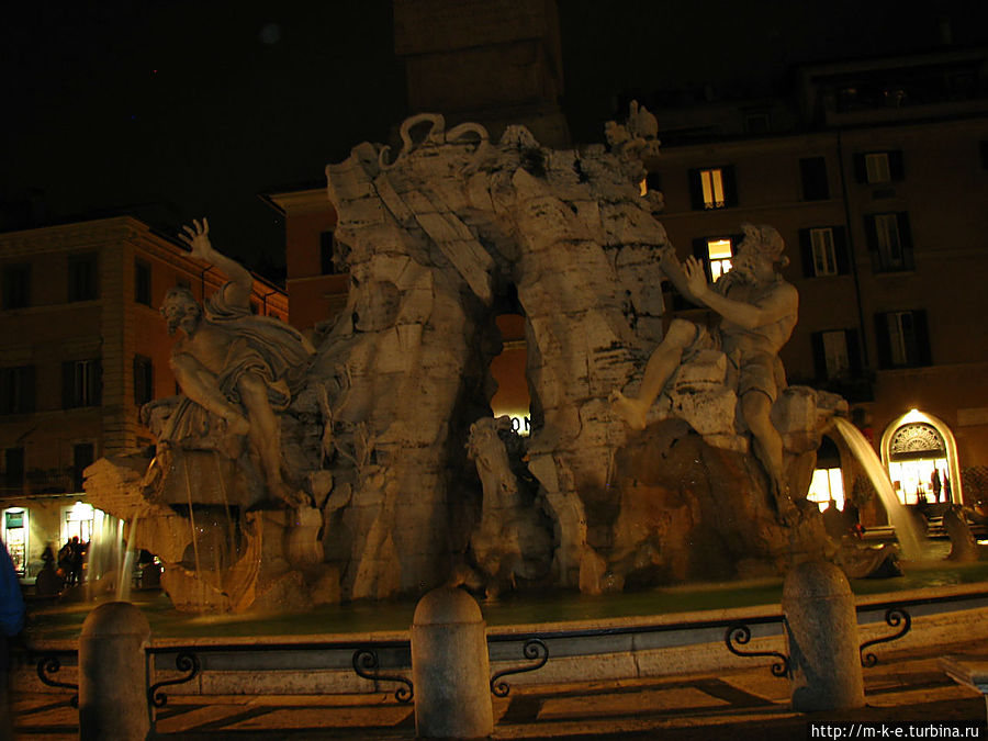 Фонтан четырех рек ночью в 2013 году Рим, Италия