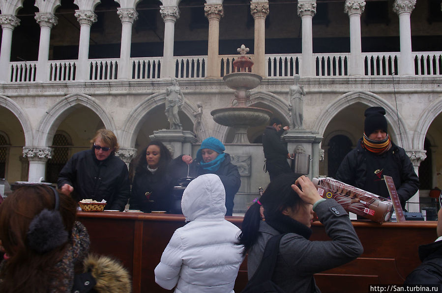 Это фонтан, из которого плещет вино через край. тут же продают фрителле — самые вкусные на свете пончики с заварным кремом. Это фонтан, из которого плещет вино через край. тут же продают фрителле — самые вкусные на свете пончики с заварным кремом.