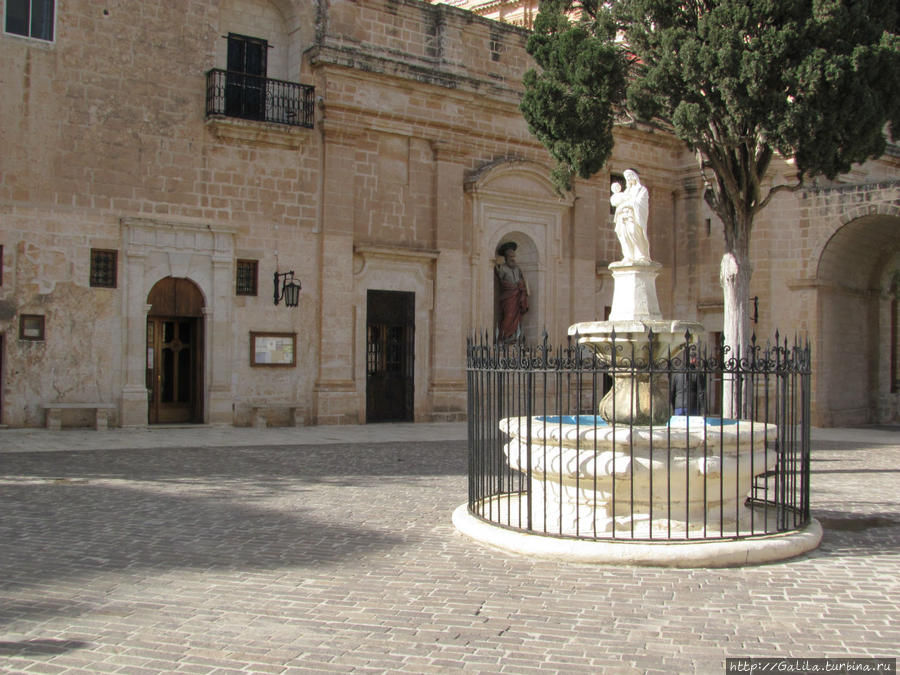 Во дворе церкви. Мальта