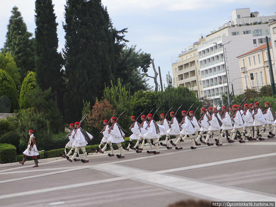 Эвзоны на торжественной смене караула у парламента Греции Афины, Греция