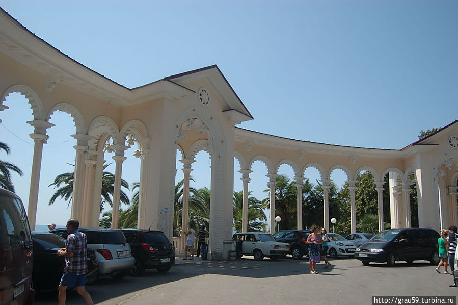 Площадь с колоннадой Гагра, Абхазия
