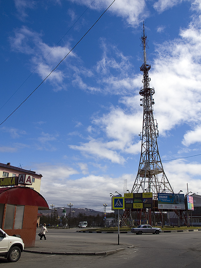 Одна из башен теле- радиоретрансляторов — та, что расположена прямо в центре города, — самый верный ориентир на крутых магаданских улочках. Магадан, Россия