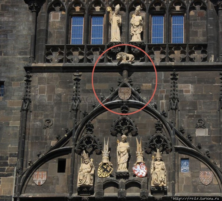 Поцелуй тени — тень от подставки льва только 1 день в году достигает угла герба с изображением орлицы Прага, Чехия