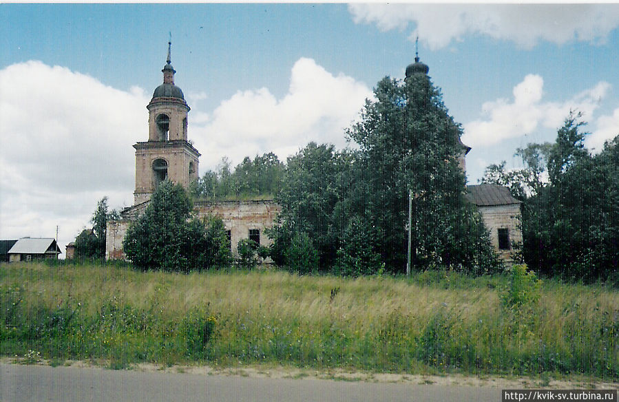 В 2004 году о реставрации похоже еще не думали, так и заростал потихоньку храм в с.Архангельское. В 2004 году о реставрации похоже еще не думали, так и заростал потихоньку храм в с.Архангельское.