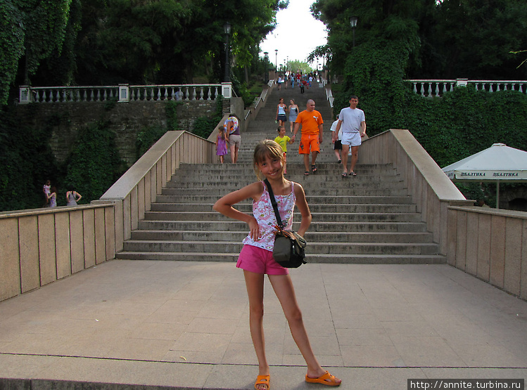 Валерия на фоне лестницы. Валерия на фоне лестницы.