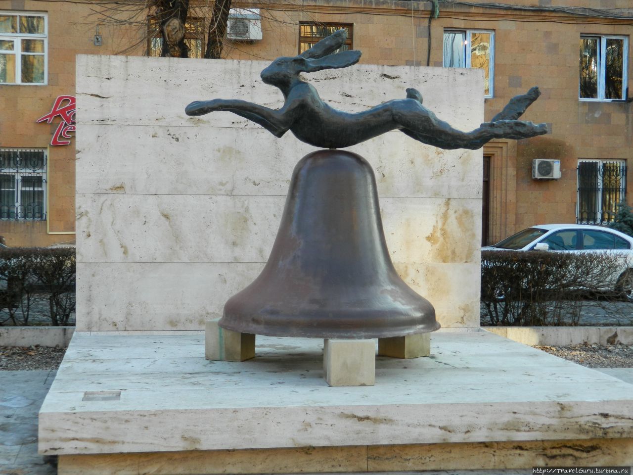 Один из зайцев скульптора Барри Флэнагана Ереван, Армения