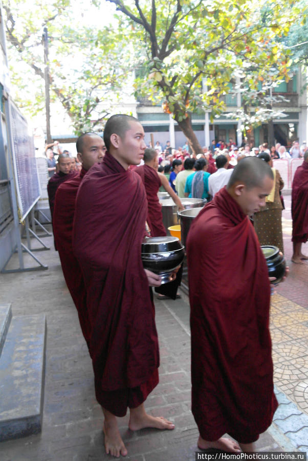 Покормить монахов Амарапура, Мьянма