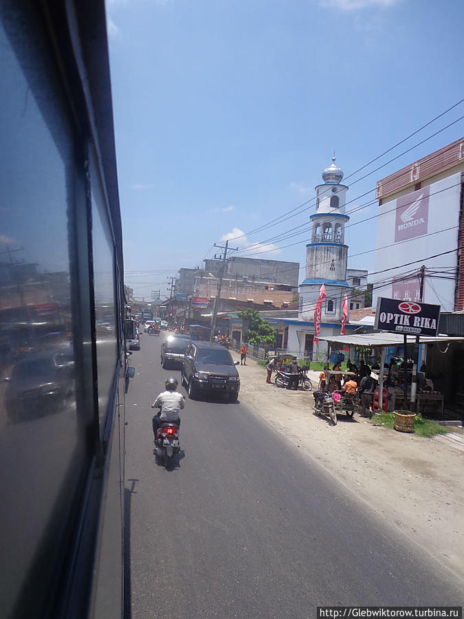 Поездка из Медана в Парапат Парапат, Индонезия
