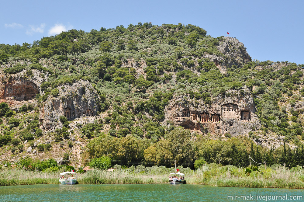 Спустя некоторое время, перед нашим взором открылось потрясающее зрелище: на огромной высоте в скалах были высечены невероятные фасады правильных архитектурных форм – это и есть Ликийские гробницы Турция Спустя некоторое время, перед нашим взором открылось потрясающее зрелище: на огромной высоте в скалах были высечены невероятные фасады правильных архитектурных форм – это и есть Ликийские гробницы Турция