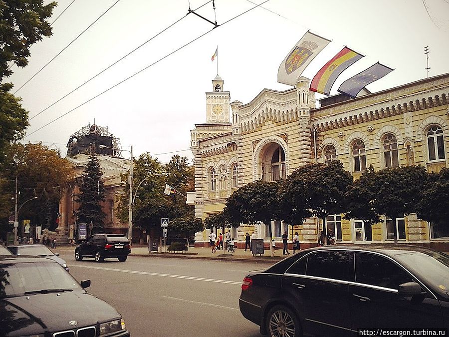 Проспект Штефана чел Маре назван в честь Сте́фана III Вели́кого (1429-1504) — одного из самых видных правителей Молдавского княжества.
На протяжении всего срока своего правления(47 лет) он боролся за независимость Молдавского княжества, для чего проводил политику укрепления центральной власти, подавлял боярскую оппозицию. Успешно противостоял более сильным соперникам — Османской империи, Польше, Венгрии. Благодаря талантам Стефана Великого как полководца, дипломата и политика, Молдавское княжество смогло не только сохранять независимость, но и стало значительной политической силой в Восточной Европе. Проспект Штефана чел Маре назван в честь Сте́фана III Вели́кого (1429-1504) — одного из самых видных правителей Молдавского княжества.
На протяжении всего срока своего правления(47 лет) он боролся за независимость Молдавского княжества, для чего проводил политику укрепления центральной власти, подавлял боярскую оппозицию. Успешно противостоял более сильным соперникам — Османской империи, Польше, Венгрии. Благодаря талантам Стефана Великого как полководца, дипломата и политика, Молдавское княжество смогло не только сохранять независимость, но и стало значительной политической силой в Восточной Европе.