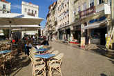 Город расположен в 182 км на север от столицы Португалии города Лиссабон на берегу реки Мондегу.