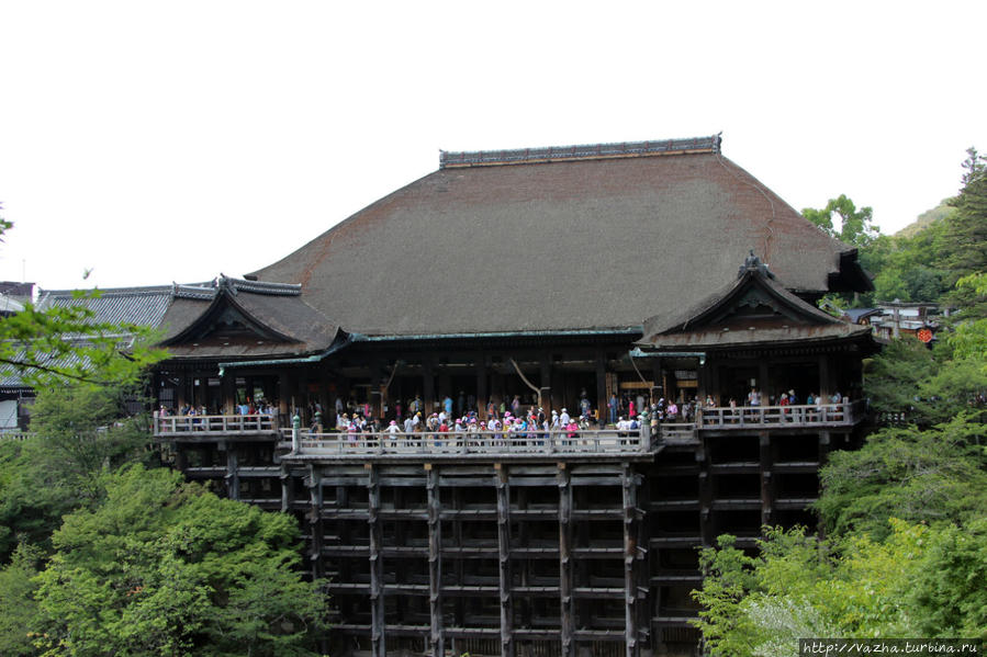 Главный зал Храма и выступающая платформа на сваях. Киото, Япония