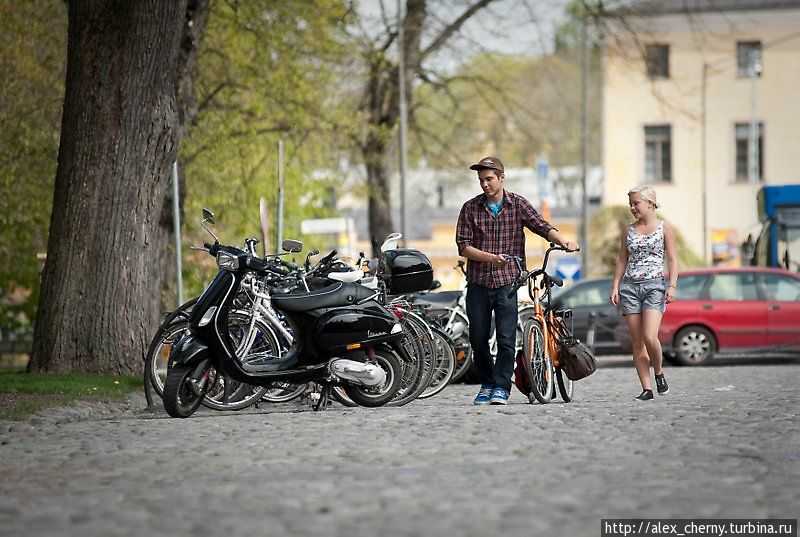 машин немного и жители предпочитают передвигаться на велосипедах