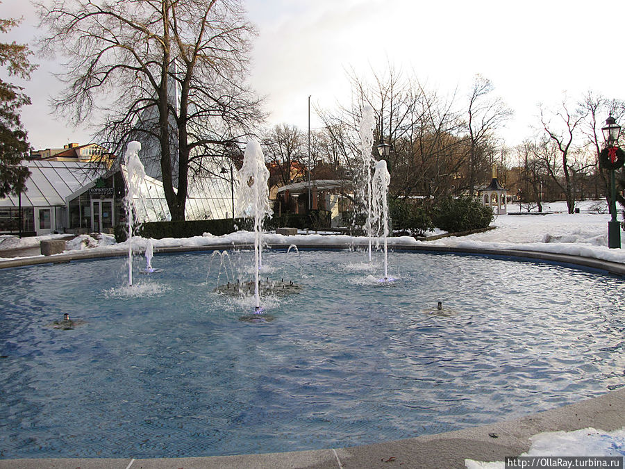 И фонтан в парке работает! А снег, всё же, вокруг есть. И фонтан в парке работает! А снег, всё же, вокруг есть.