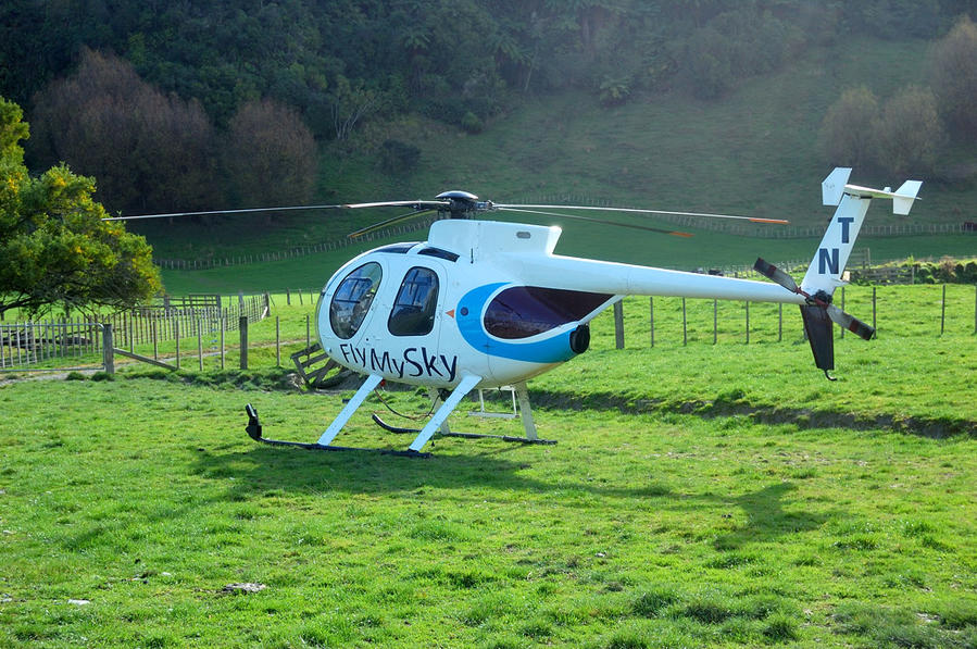 Остановка на обед. Вертолет MD 500 — транспорт местных фермеров Веллингтон, Новая Зеландия