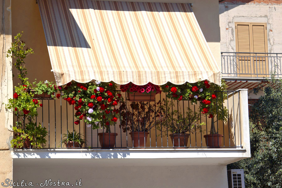 Типичный уютный балкончик Чанчана, Италия