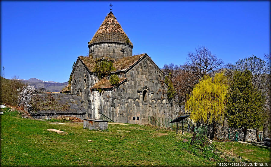 Церковь Аменапркич (Всеспасителя, 957—962 гг.). Именно эта церковь,  превосходящая церковь Аствацацин размерами была кафедральным собором Лорийского царства в 10 веке. Санаин, Армения