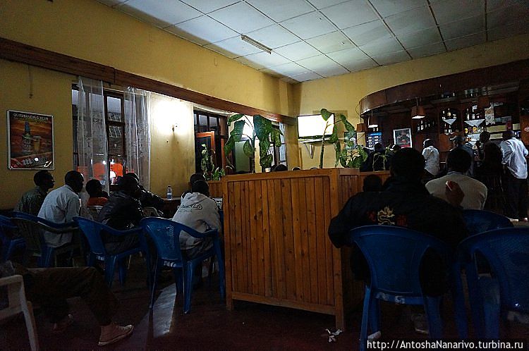 Местные в кабаке глядят футбол. Бютар, Руанда