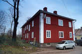 Яркое пятно на городской палитре — скандинавский домик, покрашенный в традиционном норвежско-шведском стиле, краской Falu (ну, или подобной)