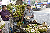 А вот они — кокосы. Ловкими движениями продавец обработает выбранный вами плод. Вставляйте соломинку и дуйте приятную влагу...
*