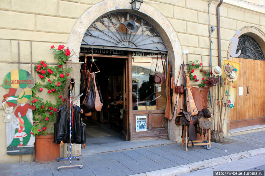 Магазинчик кожаных изделий. Питильяно, Италия