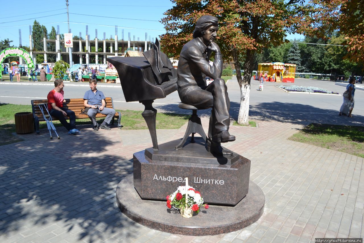 Памятник А.Г. Шнитке Энгельс, Россия