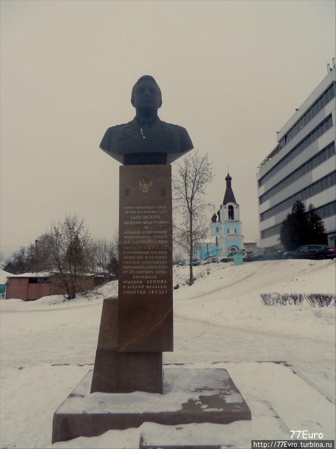 А вот и памятник космонавту, на фоне казанской церкви Павловский Посад, Россия