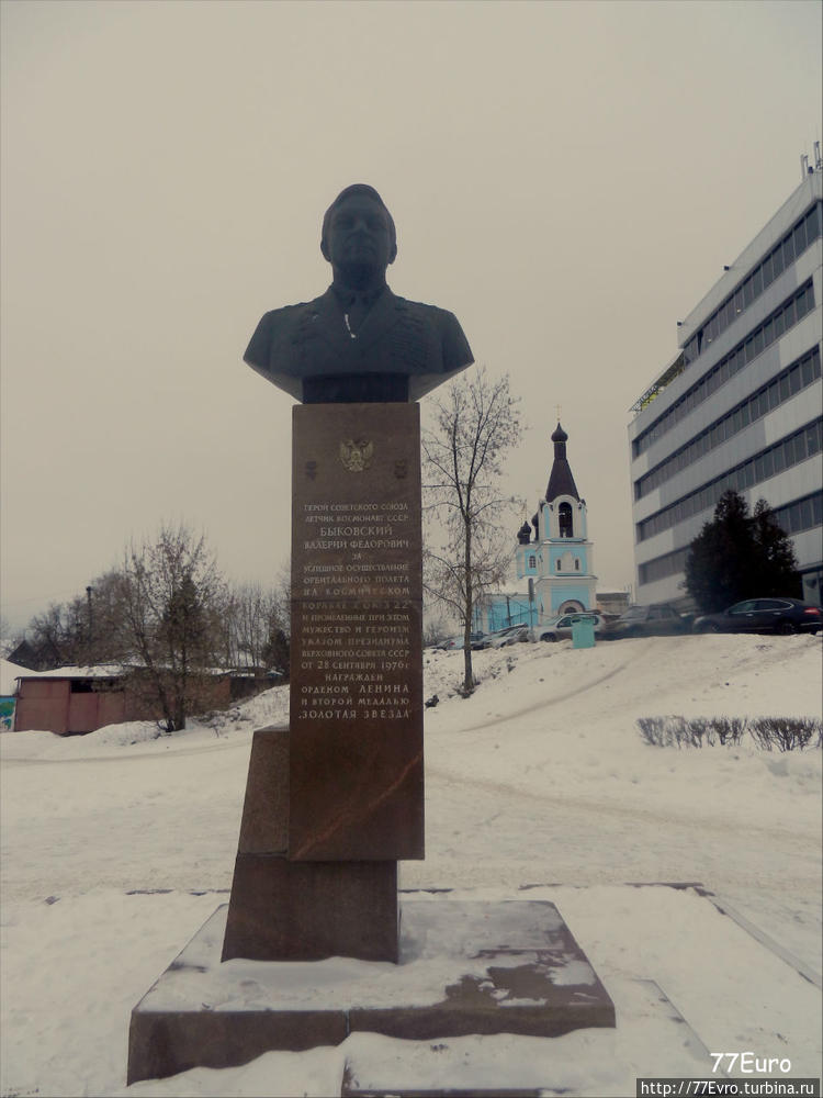 А вот и памятник космонав