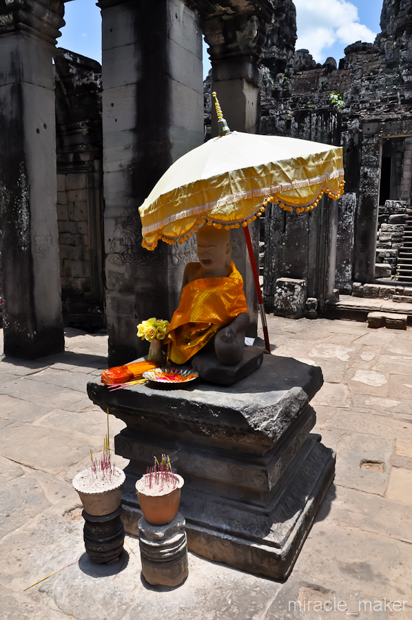 Или вот такой, заботливо прикрытый зонтом от палящего солнца. Ангкор (столица государства кхмеров), Камбоджа