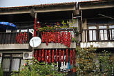 2 В сентябре поспевают урожаи перцев. А любимая всеми македонцами приправа — смесь рубленых перцев. И почти в каждом сарае, балконе, или просто окне висят связки ярко алых перцев и сушатся.