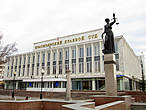 Площадь правосудия. Дом № 17 — Красноярский краевой суд. Перед зданием — фонтан Фемида.