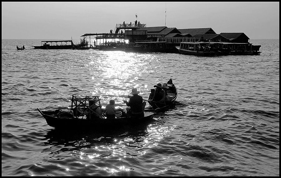 Черно-белый день на озере Тонлесап Провинция Сиемреап, Камбоджа