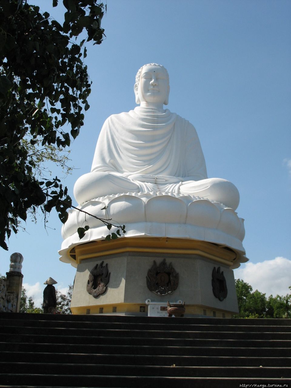г. Нячанг. Пагода Лонгшон. 14-метровая  фигура Будды, построенная в 1963 г. Нячанг, Вьетнам