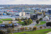 В левом углу Певческое поле, а за ним — самый крупный район города — Ласнамяэ, очень походий на спальный районы в России. Множество зелени — это парк Кадриорг.