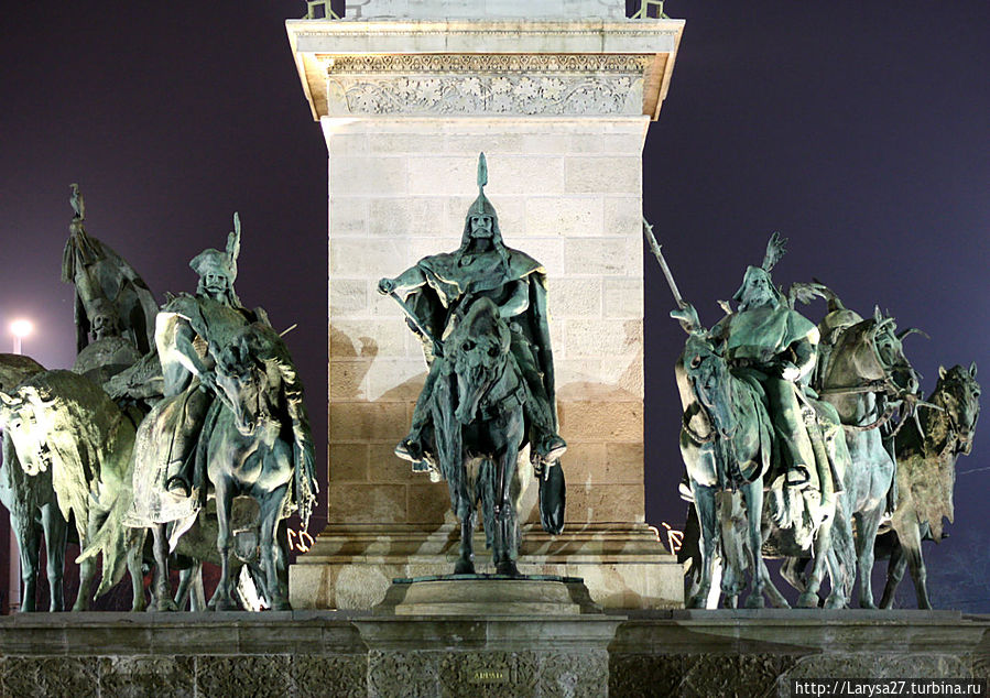 Площадь Героев. Памятник тысячелетию перехода мадьяр через Карпаты — вожди семи мадьярских племён во главе с князем Арпадом. Будапешт, Венгрия Площадь Героев. Памятник тысячелетию перехода мадьяр через Карпаты — вожди семи мадьярских племён во главе с князем Арпадом. Будапешт, Венгрия