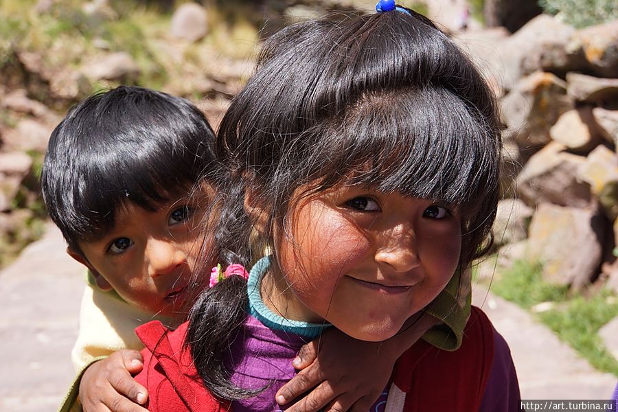 А еще рождаются не менее красочные дети. Цветы жизни по перуански. Озеро Титикака, Перу