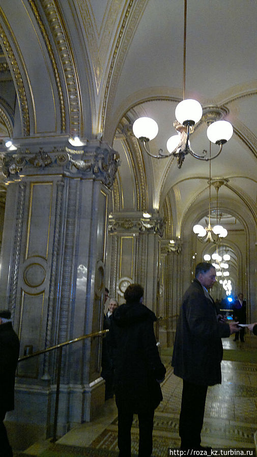 предъявление билета перед лестницей в партер предъявление билета перед лестницей в партер