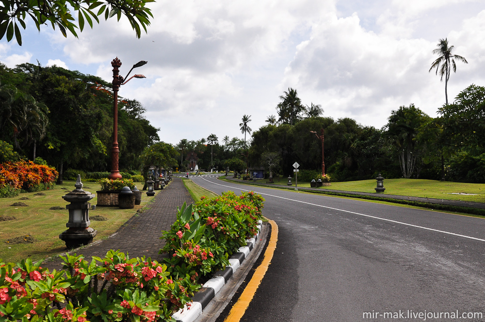 Деревья, пальмы, цветы, газоны, разбросанные, где только можно, статуи и фонтаны, в общем, все чтобы радовать глаза постояльцев недешевых отелей. Нуса-Дуа, Индонезия