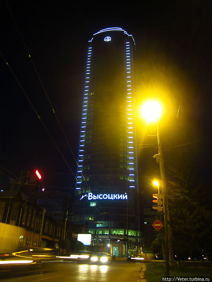 Вечером, вблизи, он выглядит очень красиво! Екатеринбург, Россия