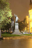 памятник венгерскому поэту и революционеру Петофи Шендору