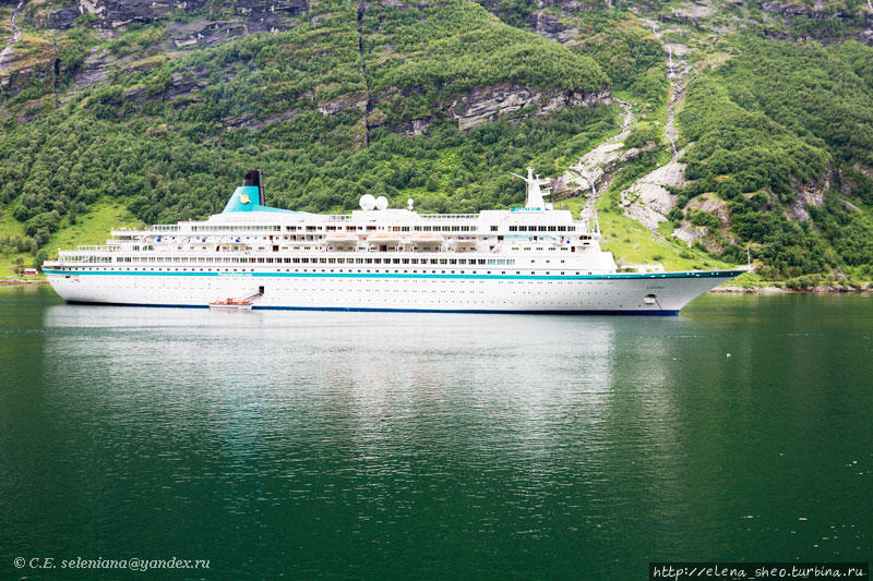 15. Круизный корабль на рейде. Гейрангер - Гейрангерфьорд, Норвегия