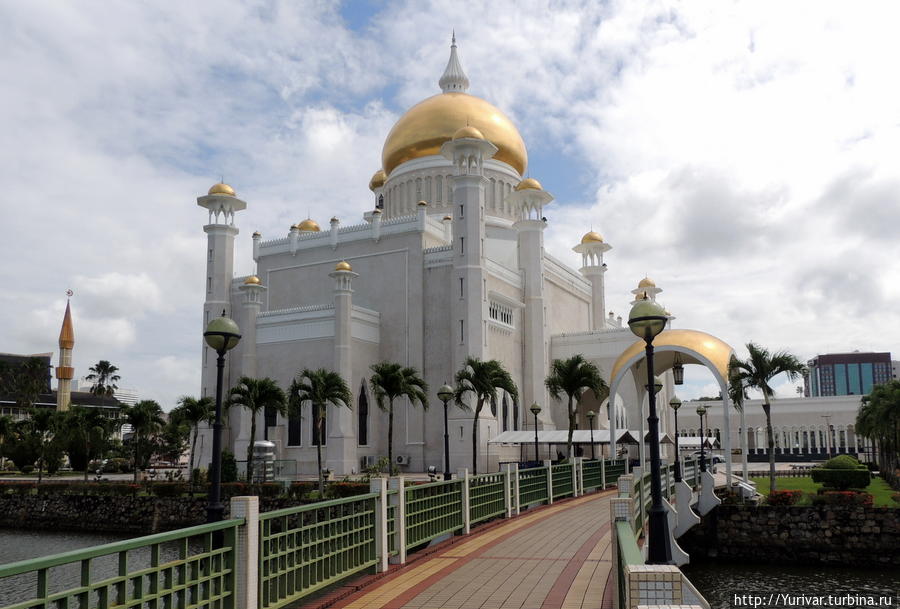 Мостик через лагуну ведет от деревни на сваях прямо к мечети Бандар-Сери-Бегаван, Бруней