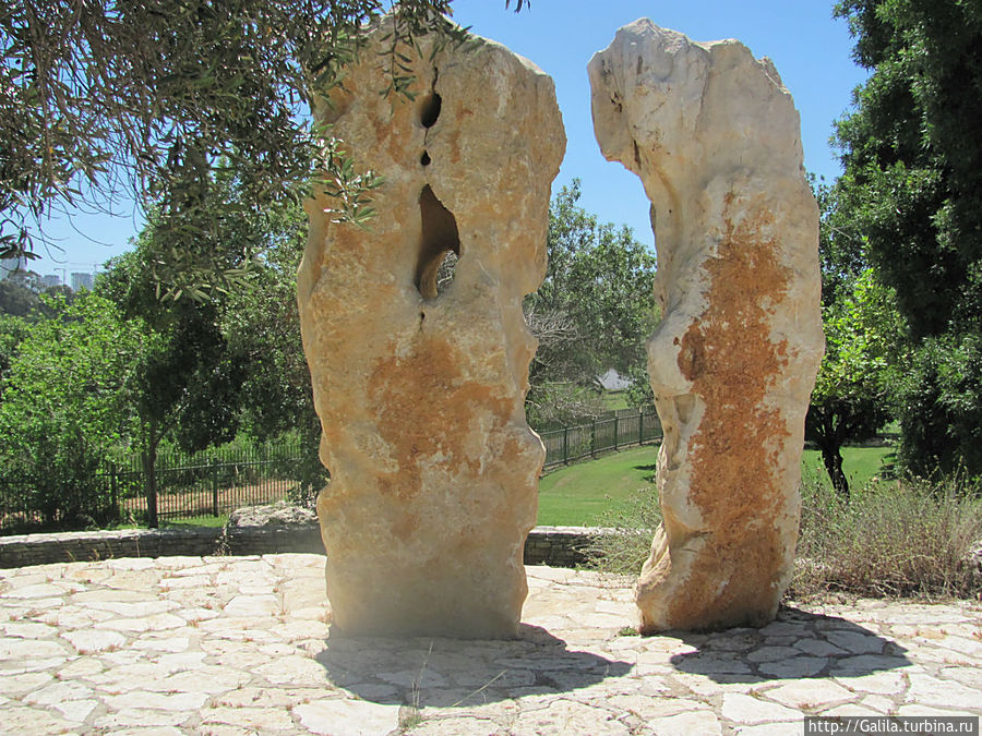 Сад камней в парке Яркон Тель-Авив, Израиль Сад камней в парке Яркон Тель-Авив, Израиль