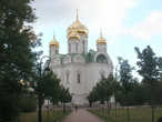 На главной площади города заново отстроили собор, разрушенный в своё время большевиками.