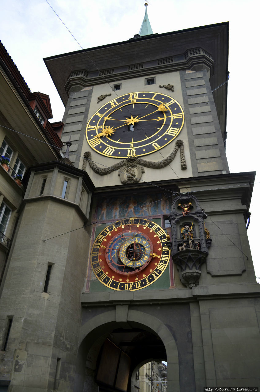 Колокольня Цайтглокентурм со знаменитыми астрономическими часами, каждый час демонстрирующими кукольный спектакль Берн, Швейцария