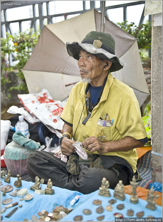 Этот старичок с таким достоинством продает какие-то безделицы, сидя прямо на тротуаре. Такой вид торговли здесь — самый распространенный. Идешь по тротуарам, как по музею... Мне это очень понравилось, и, кстати, продавцы здесь абсолютно не прилипчивые, как в Египте...
*** Бангкок, Таиланд