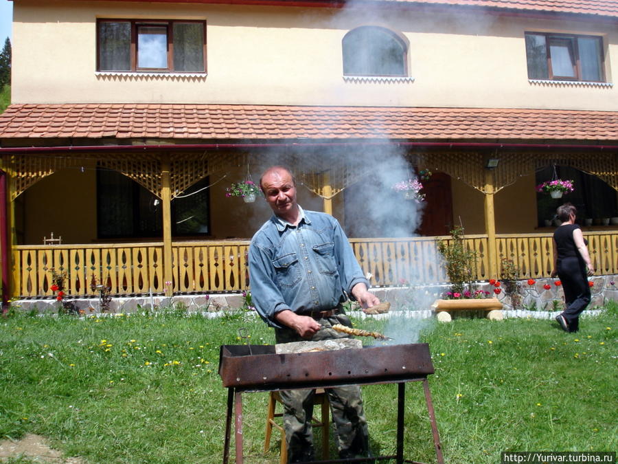 Хозяин домашнего отеля сам готовит гостям шашлыки Украина