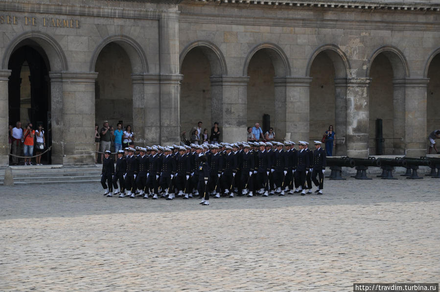 Чеканя шаг перед парадом Париж, Франция
