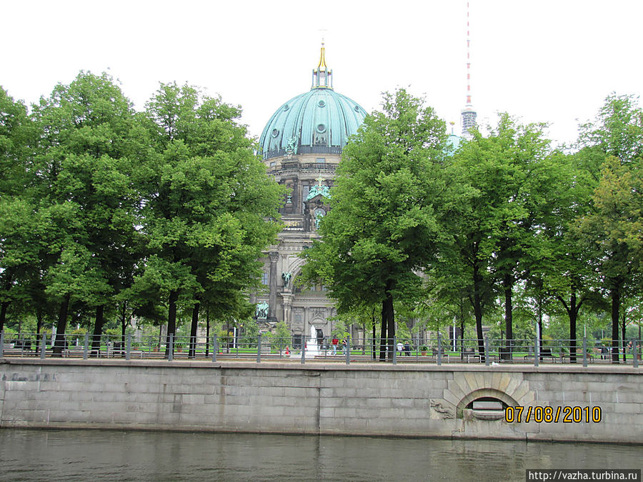 Вид на Собор с речного кораблика Берлин, Германия
